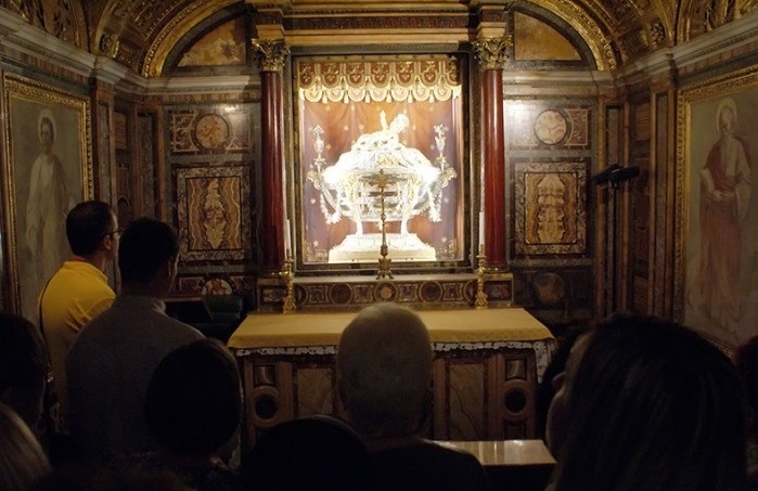 Реліквіарій з часточками ясел, в яких лежав Дитятко Ісус. Базиліка Санта Марія Маджоре (Рим)
