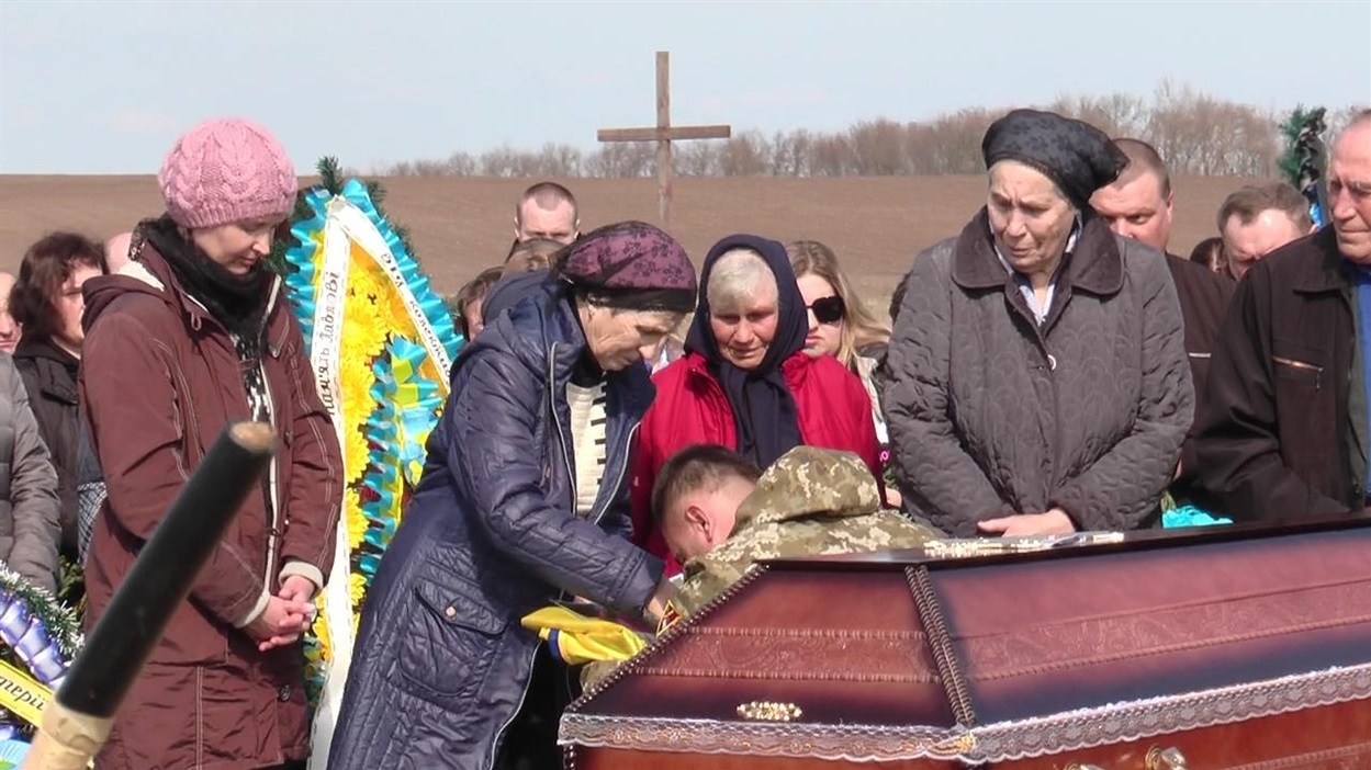 На згадку про службу сина, мамі Павла Залуцького вручили державний стяг.