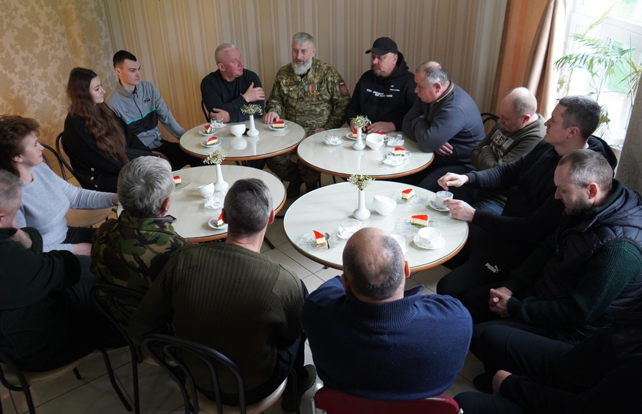 Зустріч волонтерів та військового у місцевій кав'ярні.