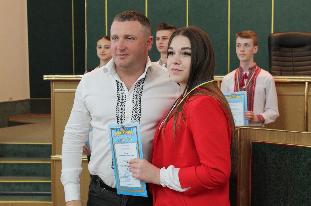 Тема науково-дослідницького проєкту Єлизавети – «Жанрові особливості роману Пітера Акройда «Нотатки Платона»».
