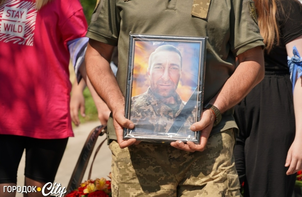 Пам'ятне фото полеглого воїна