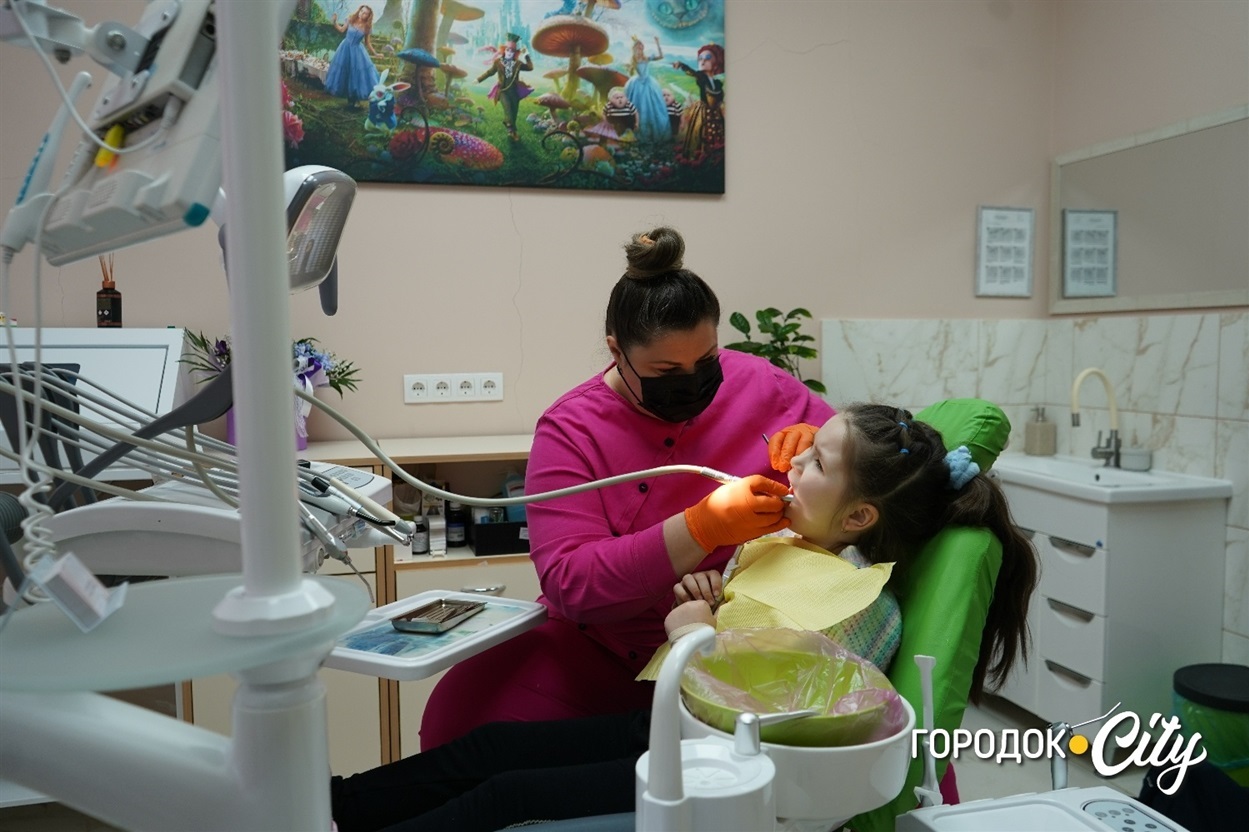 Наталія Гулай-Ковальчук пломбує зуб дівчинці із Сатанова.