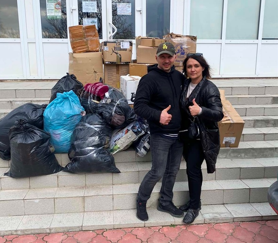 Спершу волонтери передавали гуманітарку рейсовими автобусами, які перевозили в Польщу жінок і дітей, а поверталися — порожніми. Пізніше до благодійності долучилися волонтери, які зайнялися перевезенням вантажу.