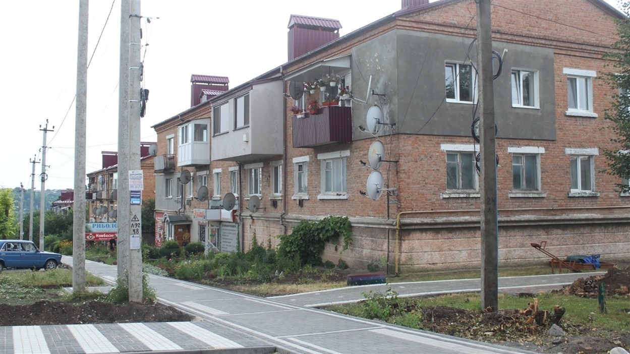 Територія одного з будинків по вулиці Шевченка після ремонту