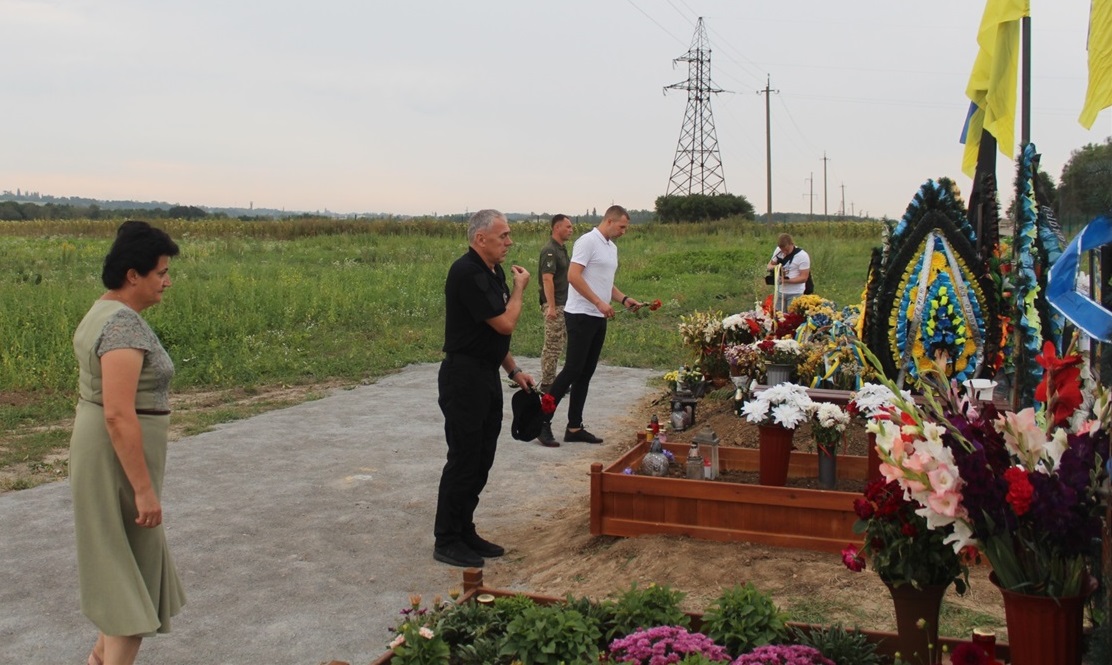 Хвилиною мовчання та покладанням квітів городоччани вшанували пам’ять  загиблих воїнів-земляків, які спочивають на Алеї Слави городоцького кладовища.