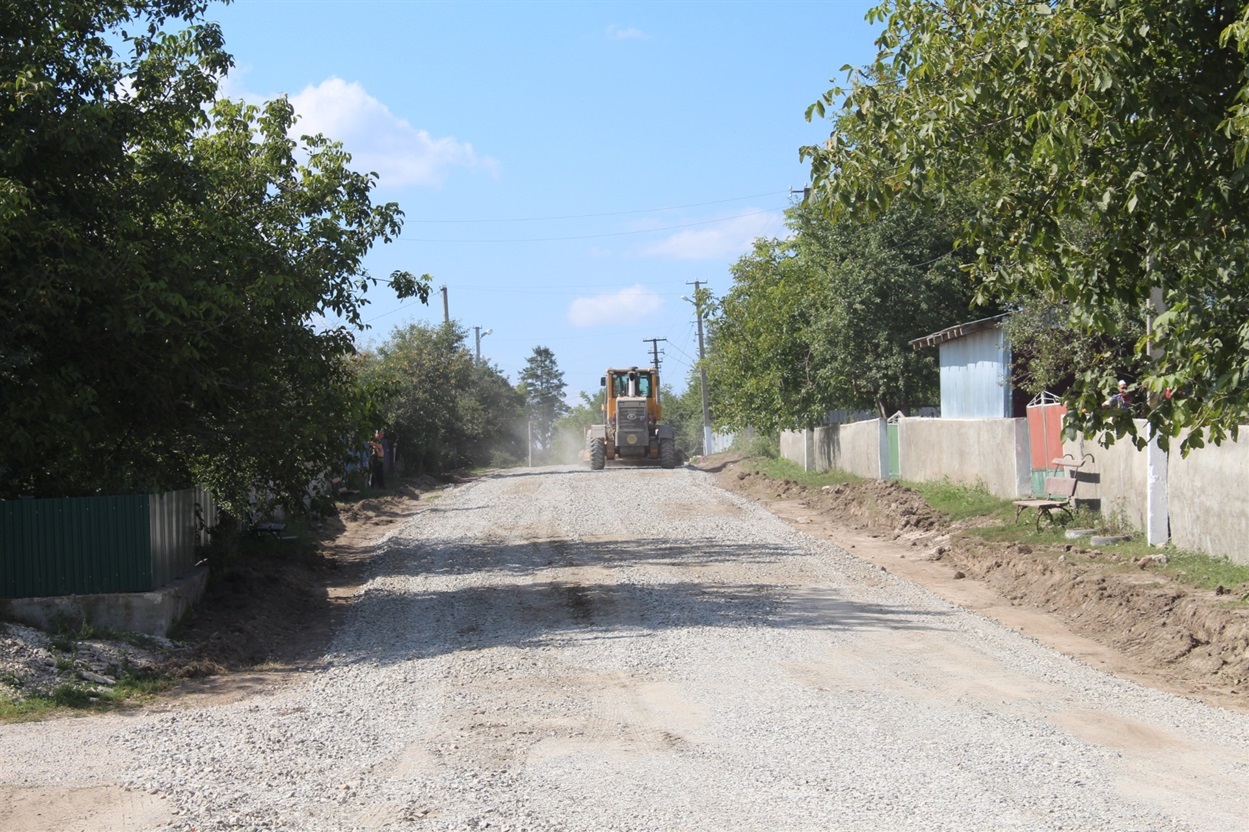 Вулиці без асфальтого покриття у нашому місці грейдерують та підсипають щебенем.