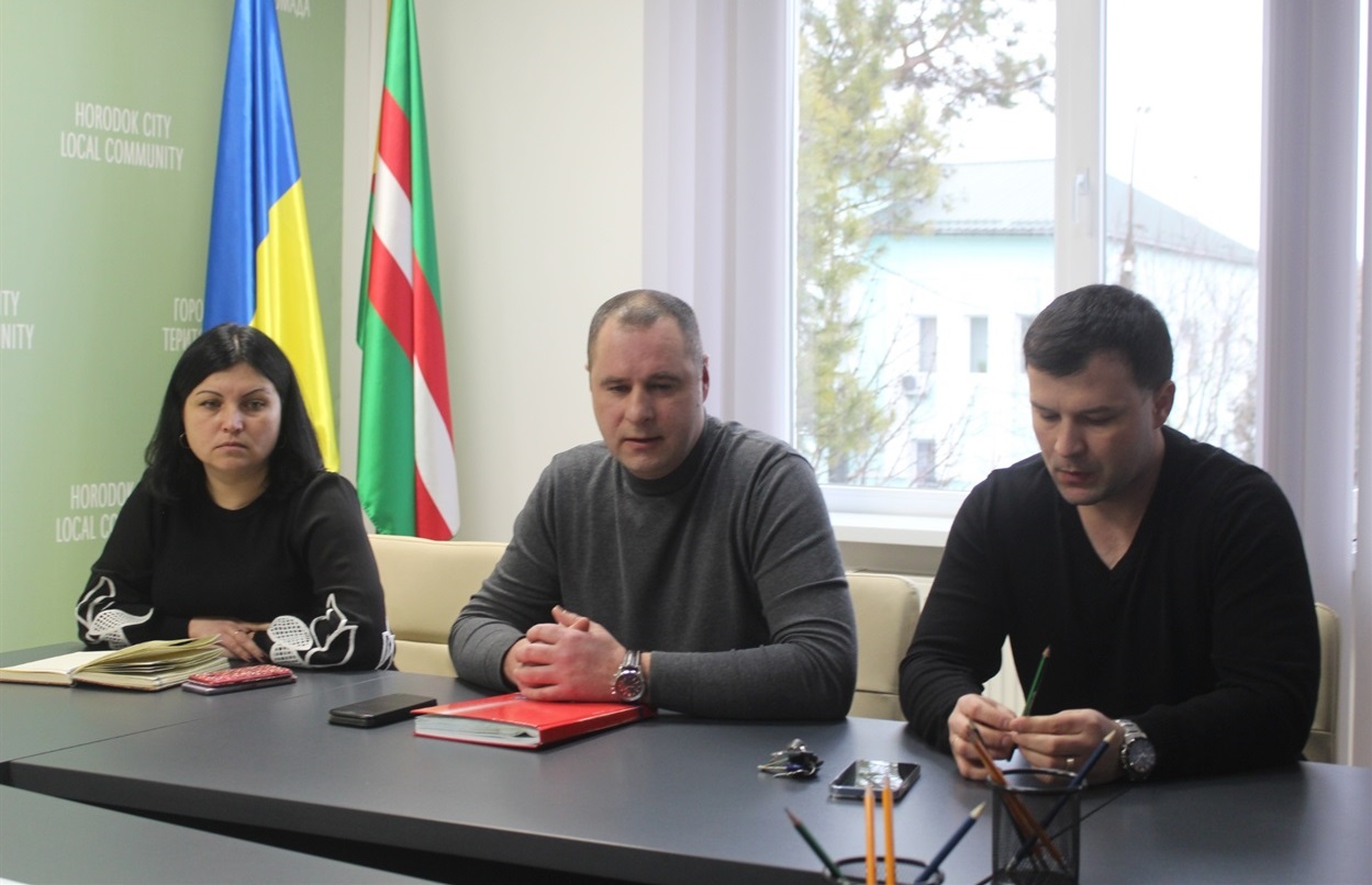 Зібрання у міській раді у перші дні війни.