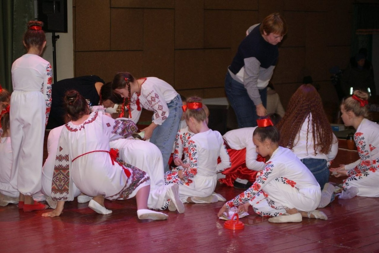Діти на сцені Сатанівського будинку культури рахують зібрані кошти
