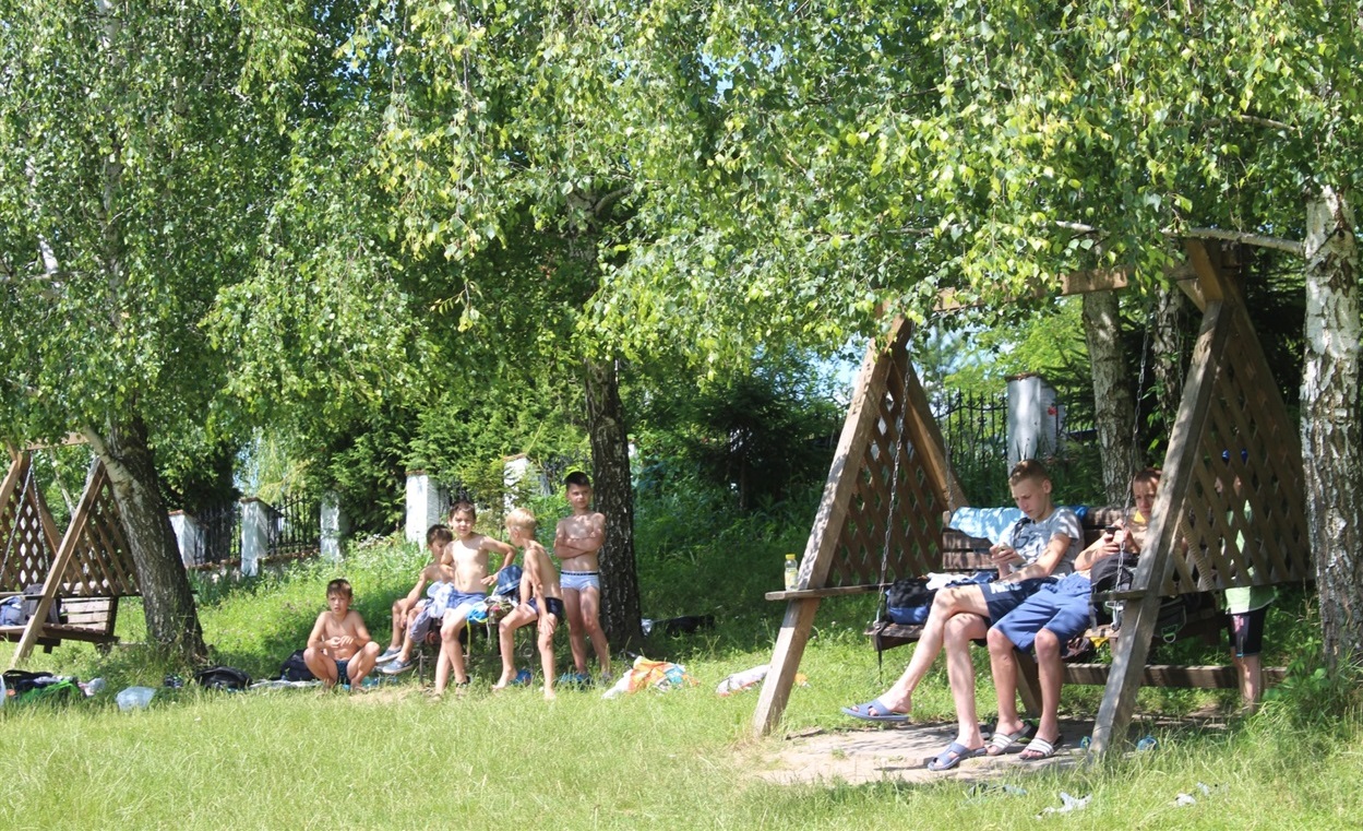 На жаль, гойдалки «добродії» уже поламали