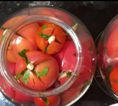 Мариновані помідори з медом і часником