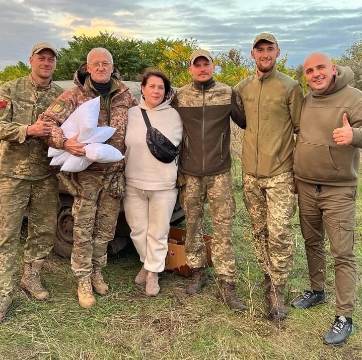 Зорина із волонтерами.