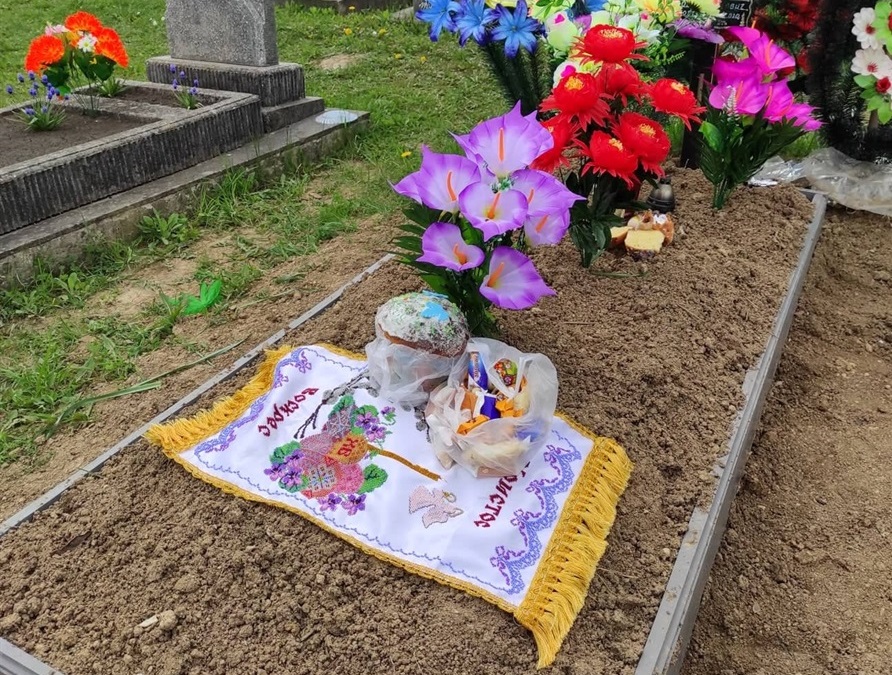 Церква засуджує забобони, бо вони є гріхом. А така традиція і є забобонами.