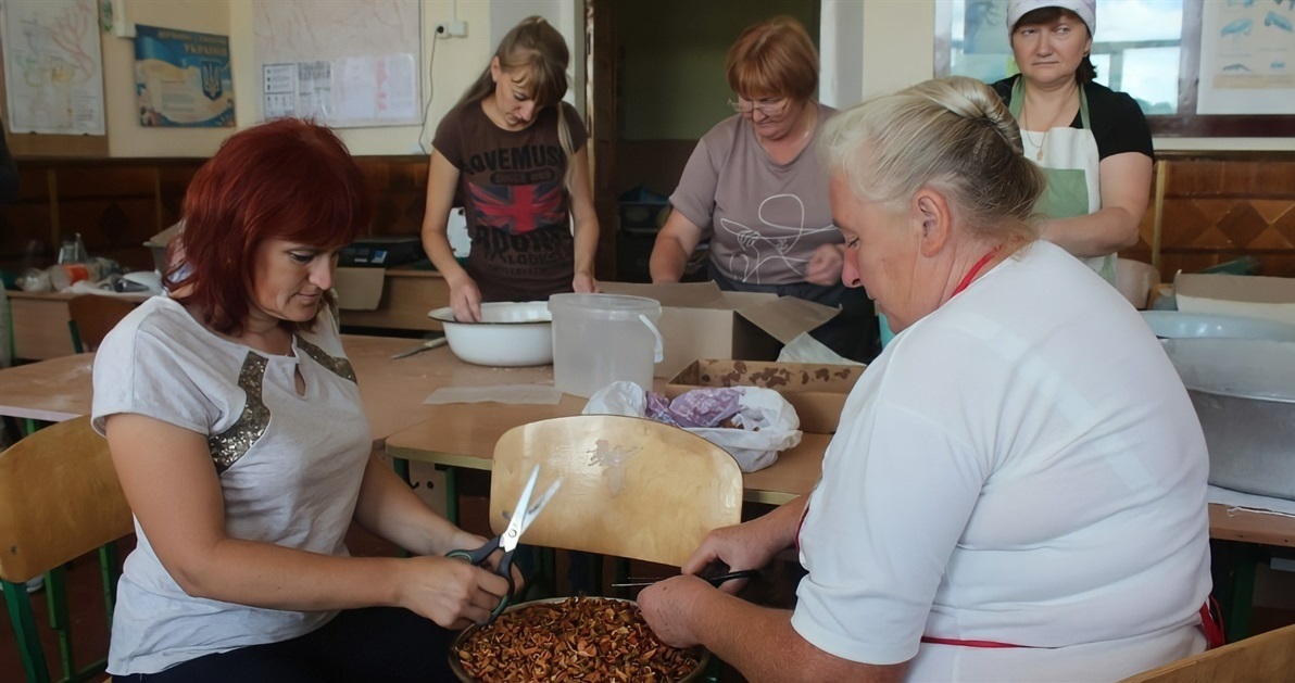 Сухі сніданки освітяни роблять з вівсяних пластівців, сухого молока, сухофруктів, родзинок та горіхів.