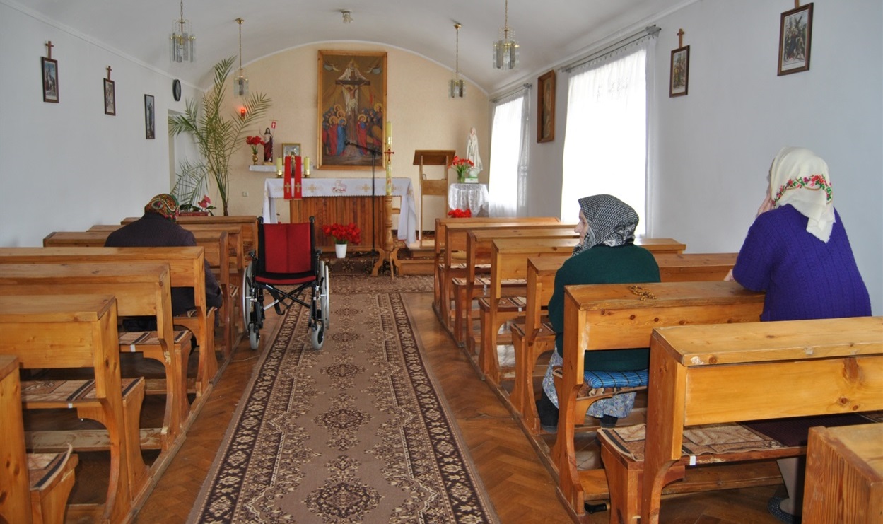 У Будинку милосердя є каплиця із Пресвятими Дарами. Тут щодня священник відправляє Святу Месу за благодійників. 