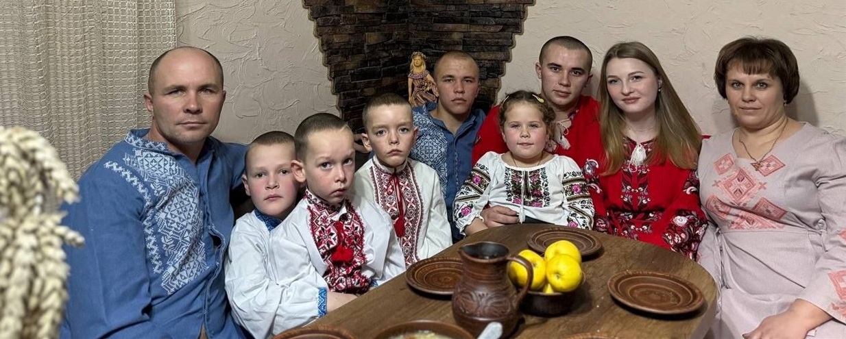 Родина Вовнянків у повному складі - двоє рідних синів та донька, невістка і троє прийомних синів