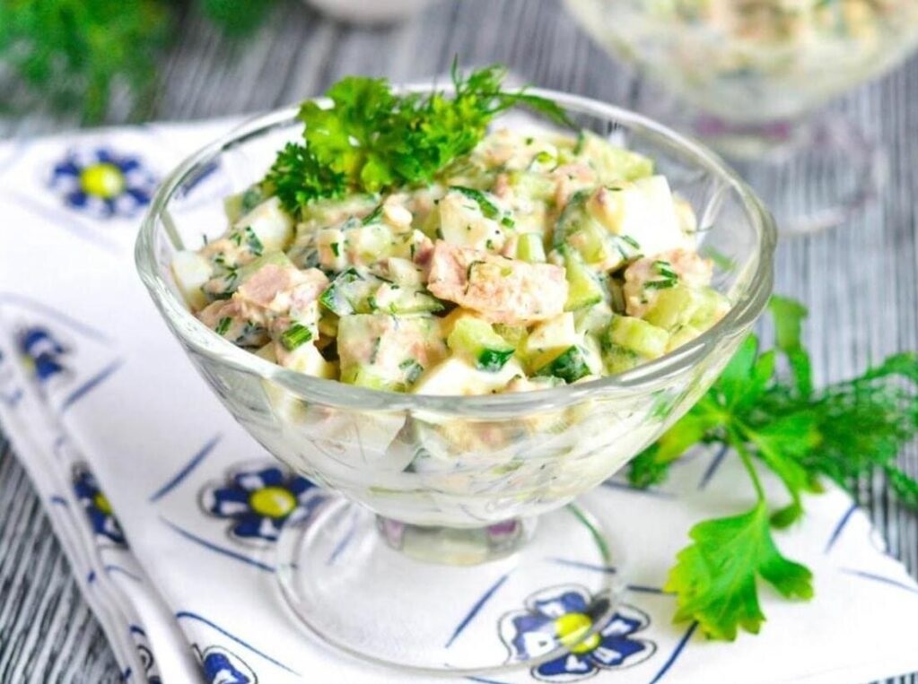 Класичний салат із черемші та м’якого сиру