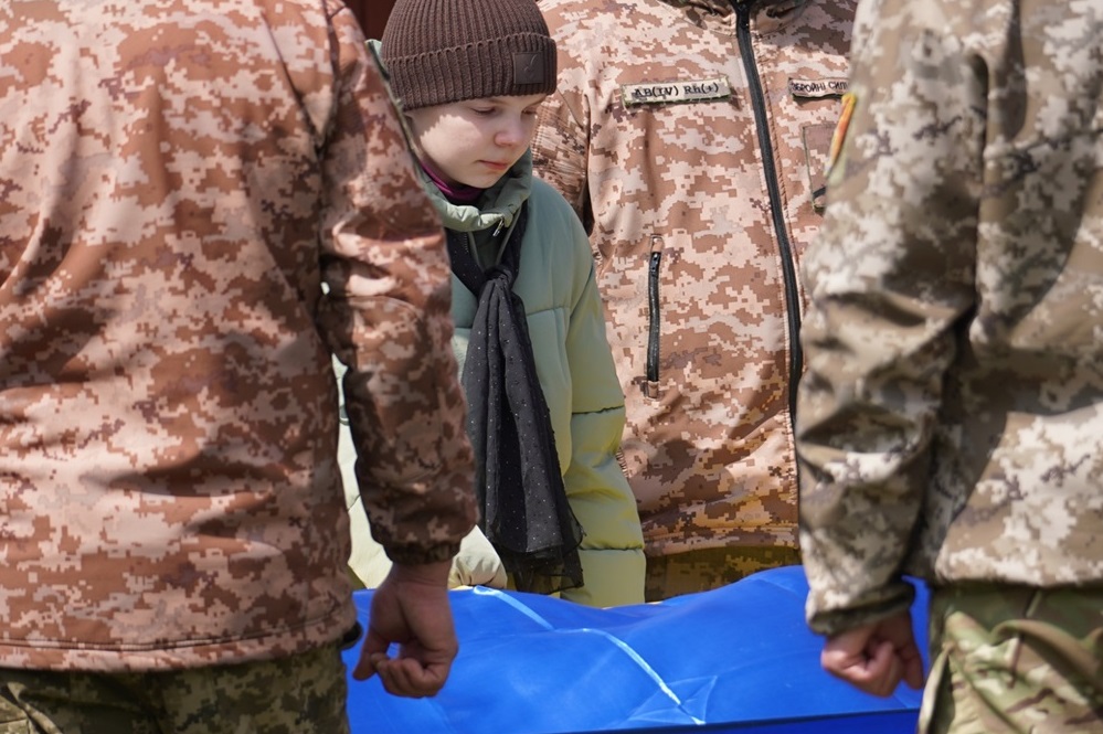 12-річна Сніжана над домовиною батька біля рідного дому.