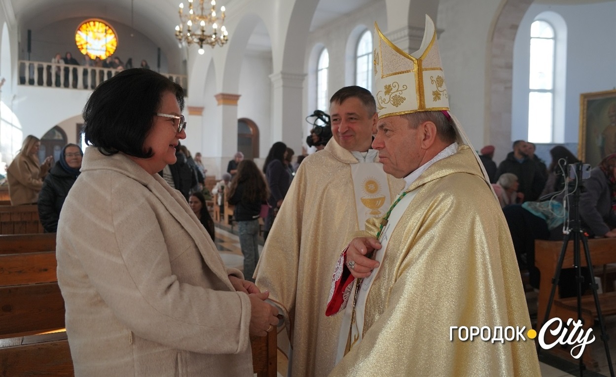 Завітала на урочистість й голова Городоцької громади Неоніла Андрійчук. Вона говорила з єпископом про освітню реформу.