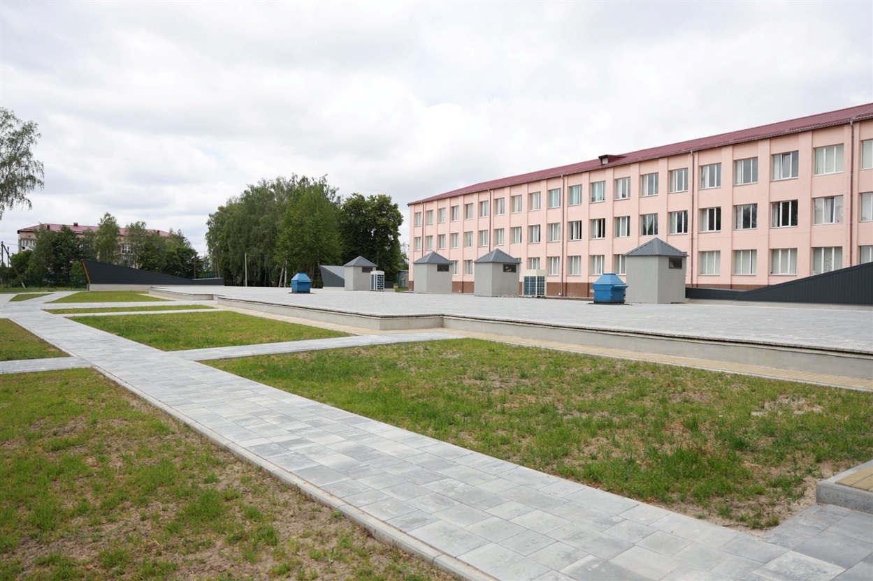Територія навколо укриття вкрита бруківкою.