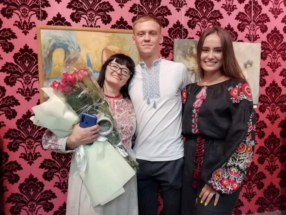 На фото Тетяна Молода із сином та майбутньою невісткою.