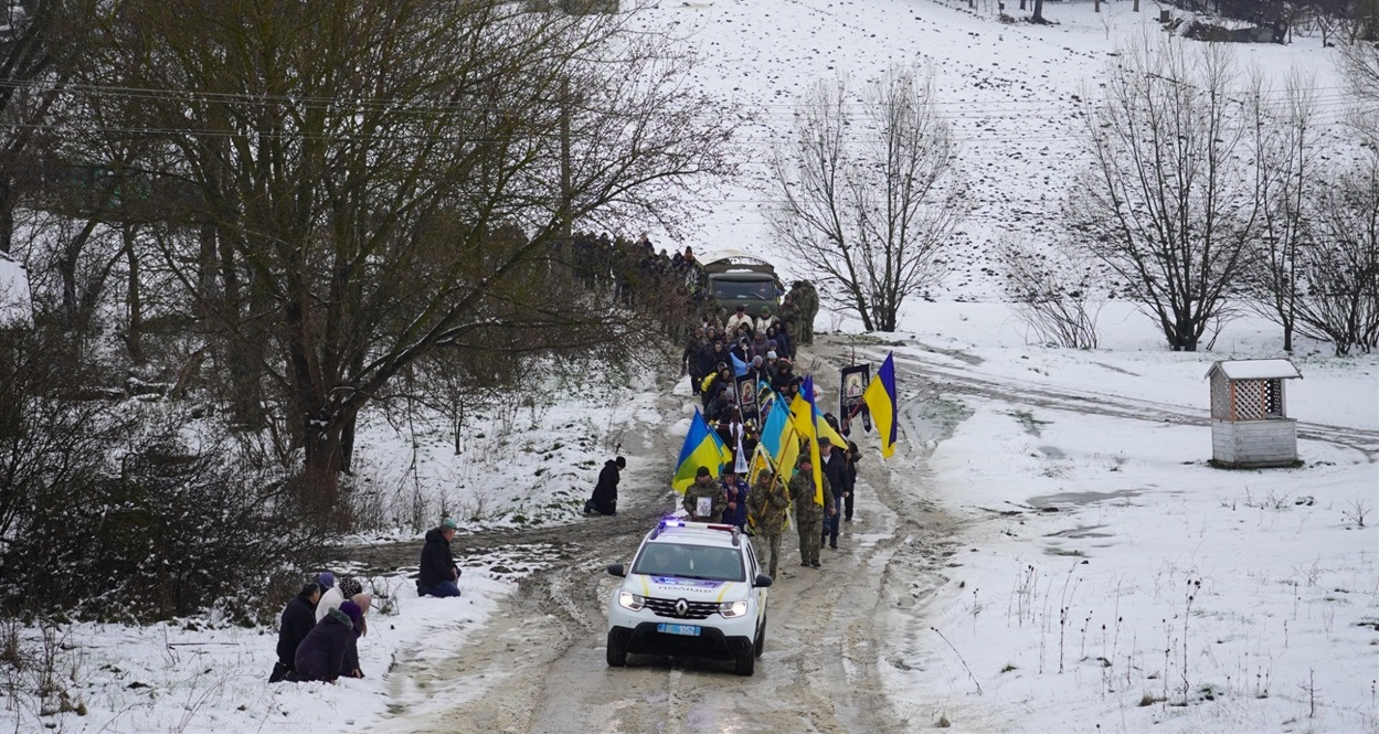 Траурна процесія розтягнулася на більш ніж пів кілометра.