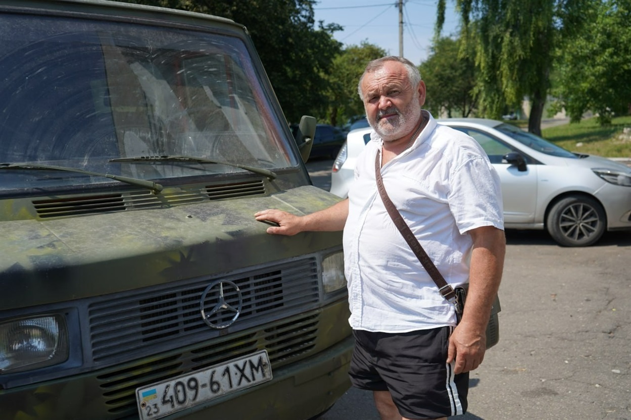 Микола Гораль біля автомобіля, який подарував воїнам.