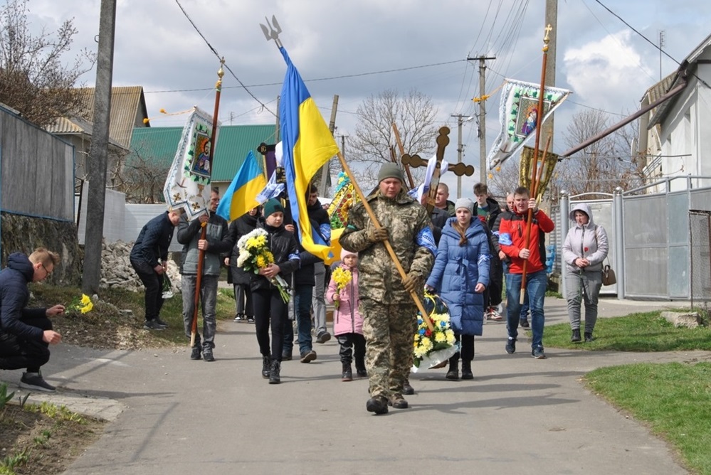 Похорон у селі Кремінна. По центру — Вадим Ярошевський