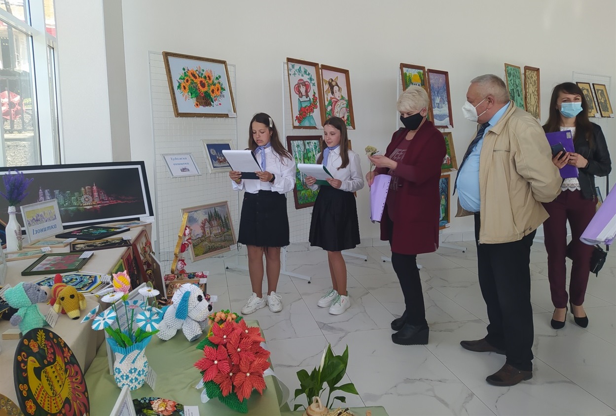 Виставку також відвідала секретарка Городоцької міської ради Олена Гріх та начальник відділу освіти Городоцької міської ради Сергій Рибак. 