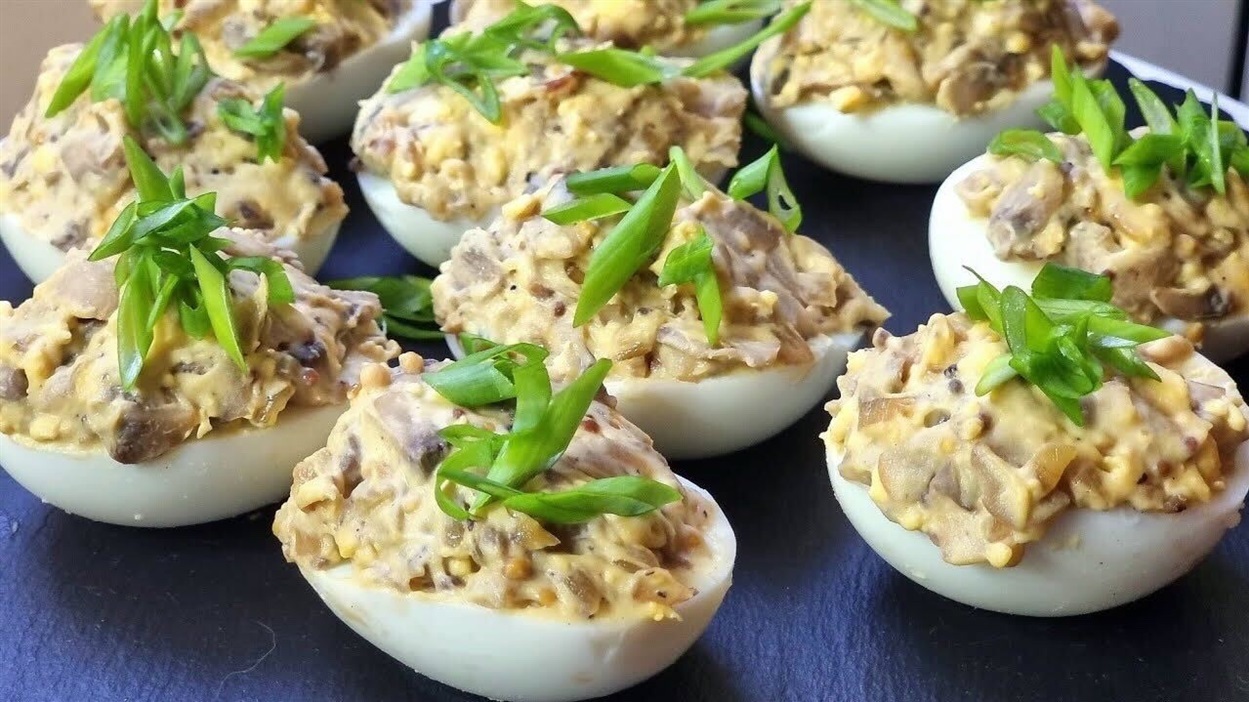 Яйця, фаршировані печерицями