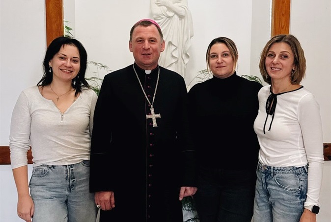 Єпископ Павло Гончарук з жінками, які навчаються жіночій групі Школи капеланського служіння