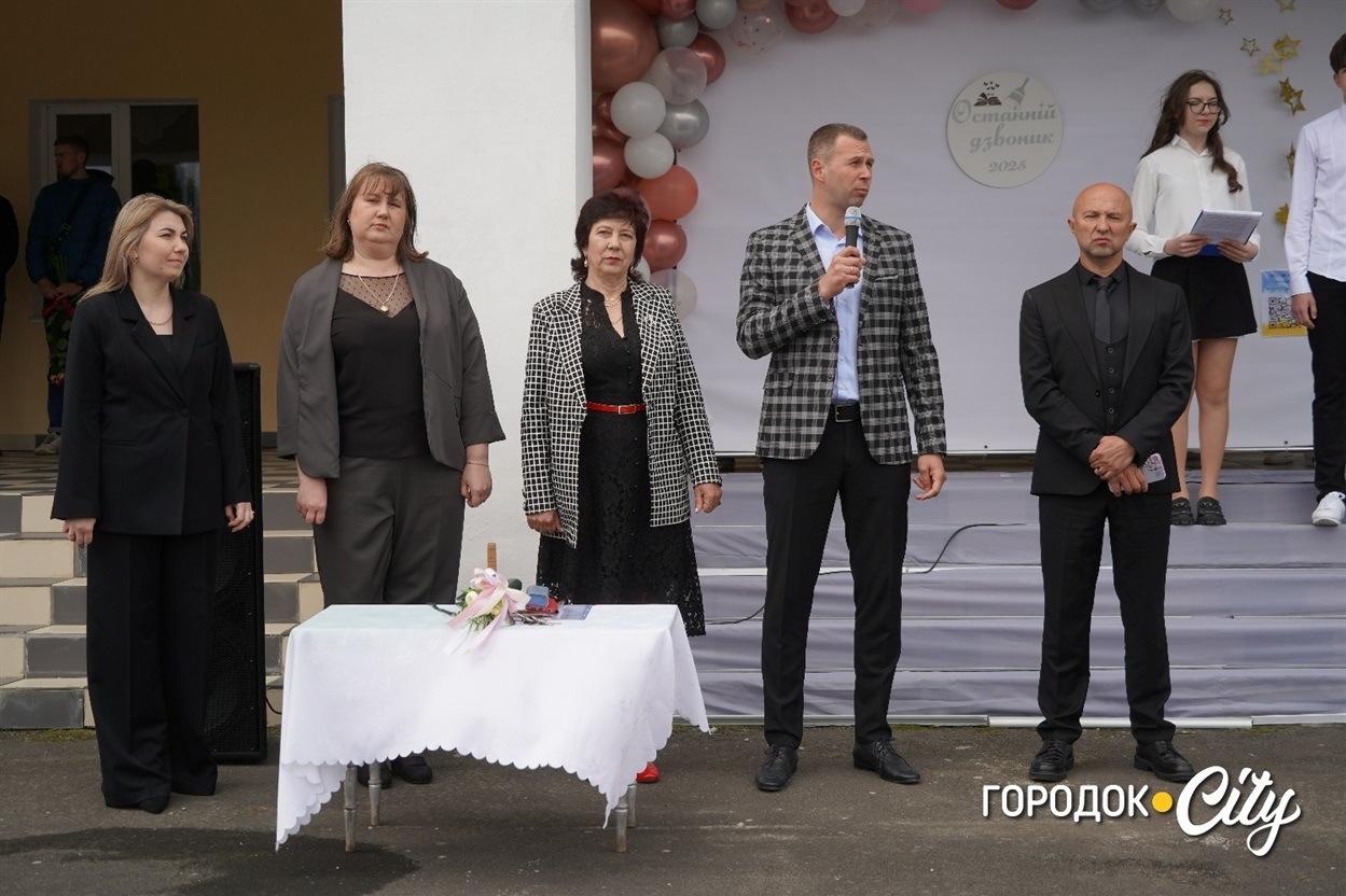 Дирекція ліцею та гості. 