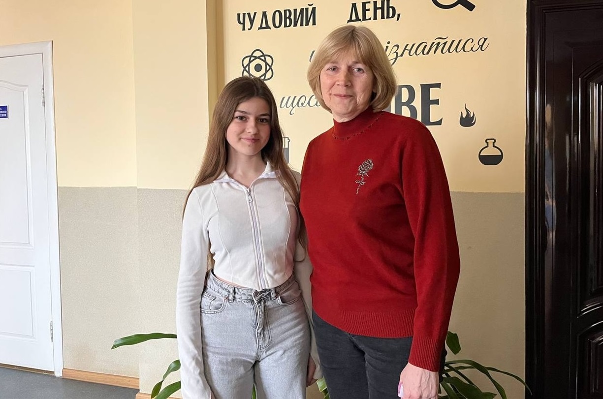 Юна майстриня із Валентиною Крімер, вчителькою трудового навчання, яка готувала її до олімпіади