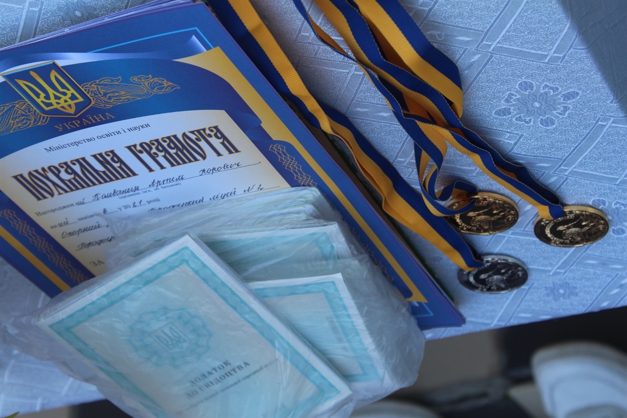 Двоє — золотих, і одна — срібна.