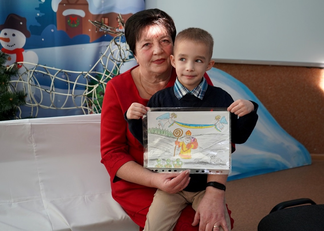 Юрчик із бабусею Любов'ю Казмірчук.