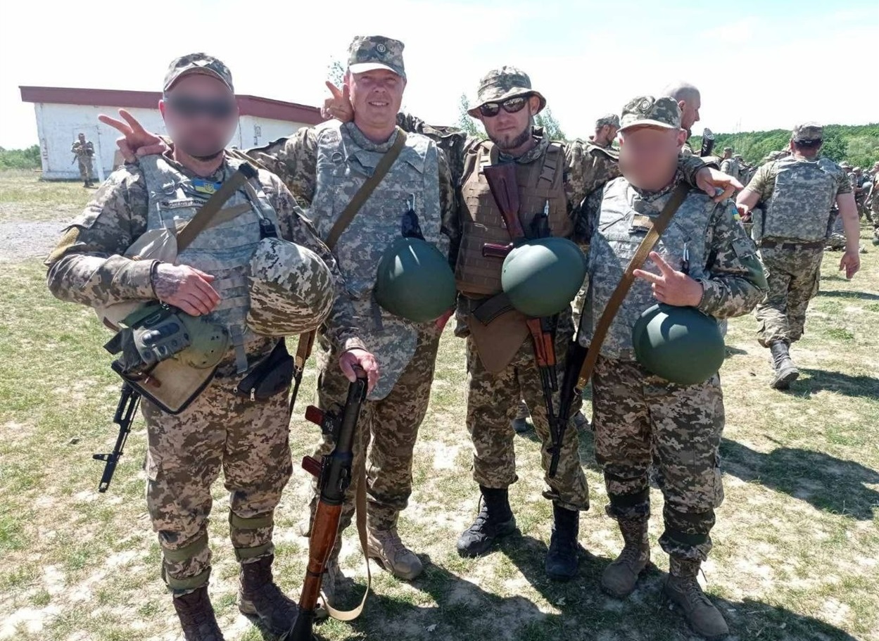 Тимофій Мединський та Вадим Ярошенко зі своїми побратимами.