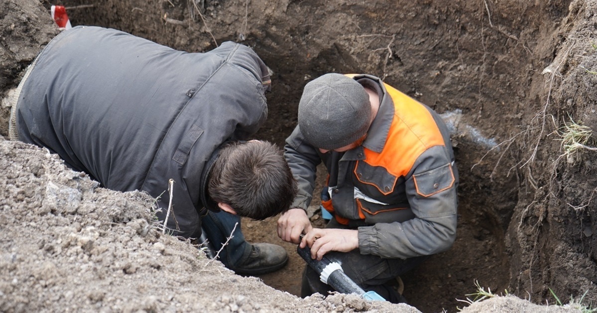 Комунальники ремонтують водомережі у Городку