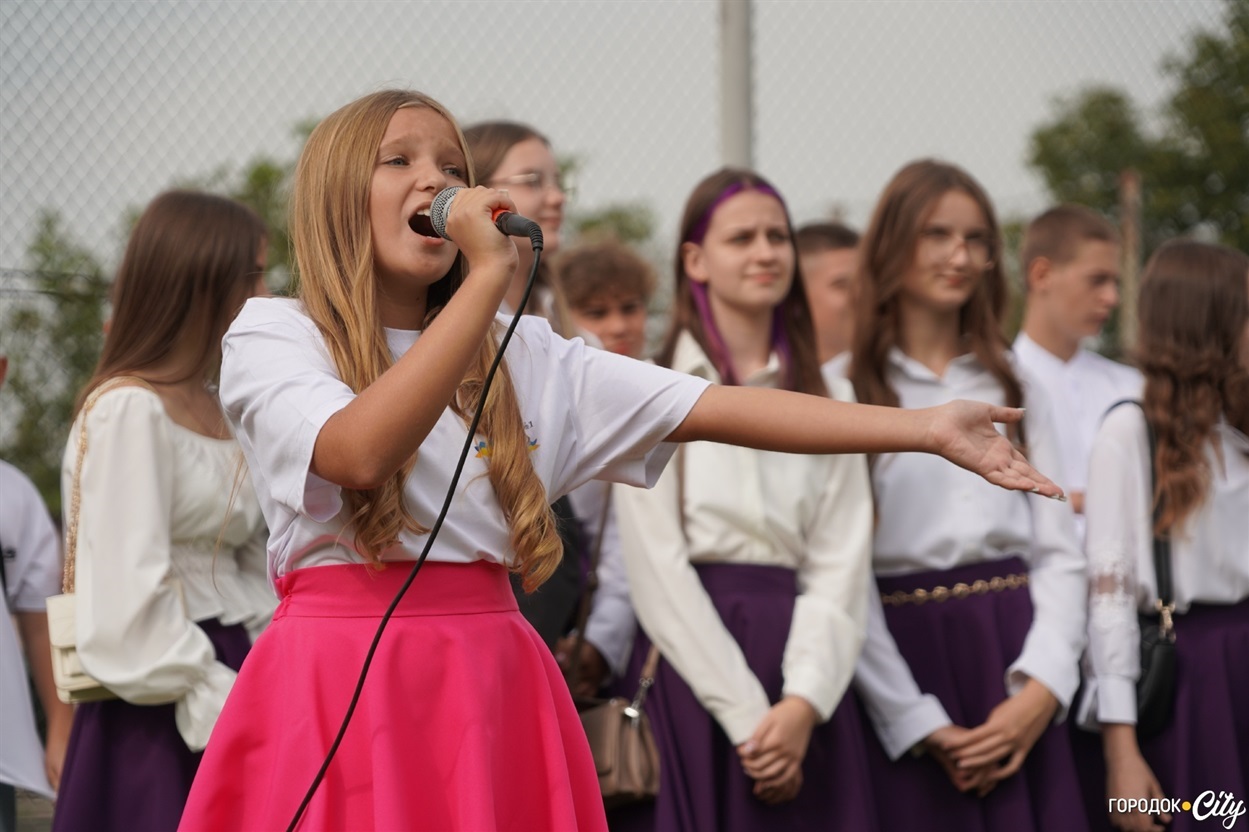 Ліцеїстка виконує Гімн України