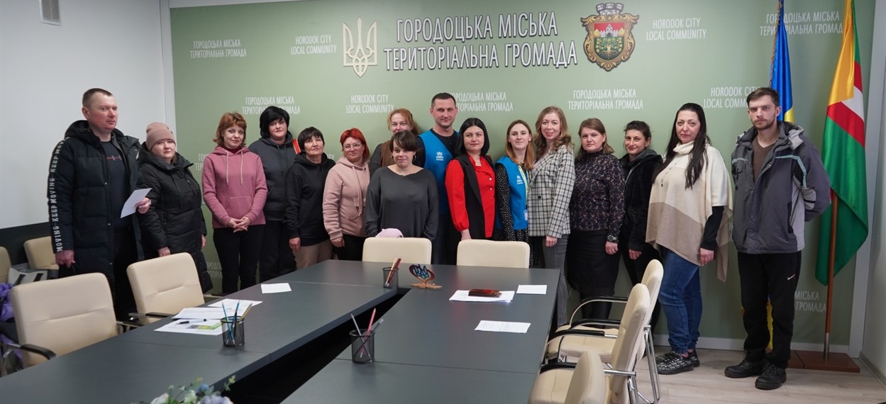 Активні переселенці з представниками міської ради та благодійного фонду