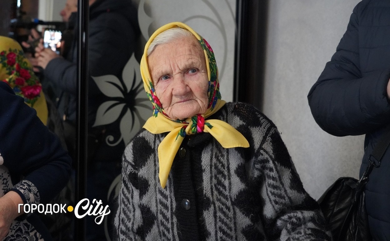 Аделя Олексіївна Сорока проживає з донькою. 