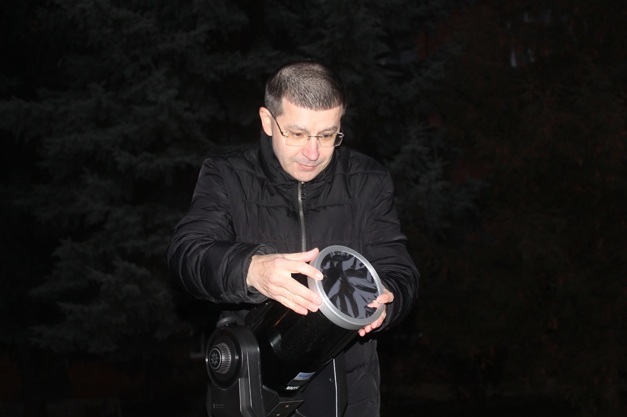 Тепер священник має справжній телескоп. Але мріє про більший, щоб доступніше пояснювати студентам та семінаристам теорію філософії і разом з ними дивитися на зорі.