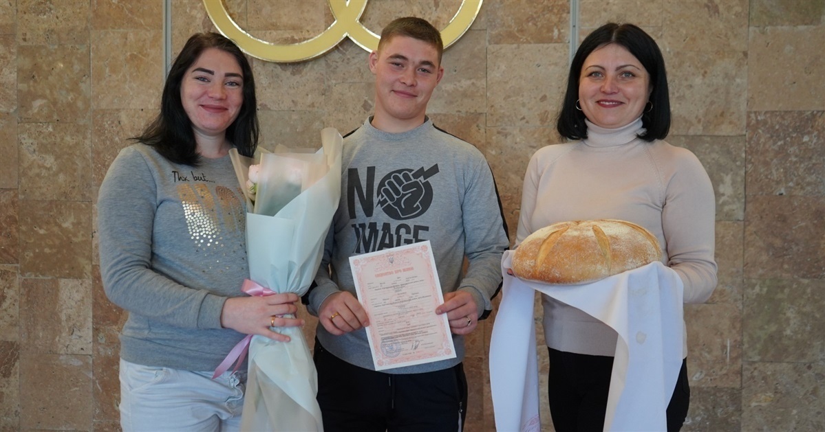 У Городку одружилася пара з Херсонщини. На щасливе життя їх благословляла секретар міськради