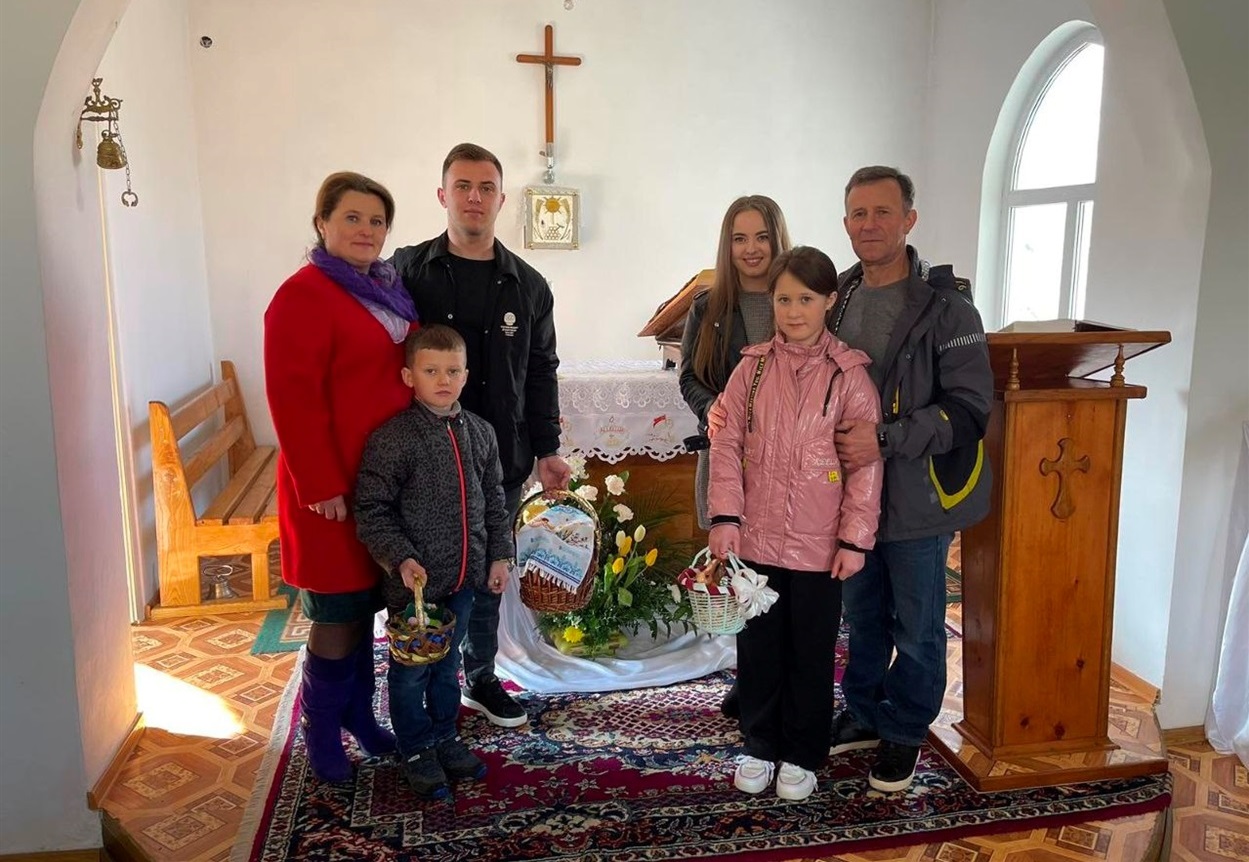 Сім'я Радюків у храмі в день Воскресіння Христового