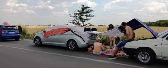 У липні уже існувал лише два варіанти виїзду з тимчасово окупованої Херсонщини: через населений пункт Василівка Запорізької області або через Крим. Ні той, ні інший маршрут не можна назвати цілком безпечними.