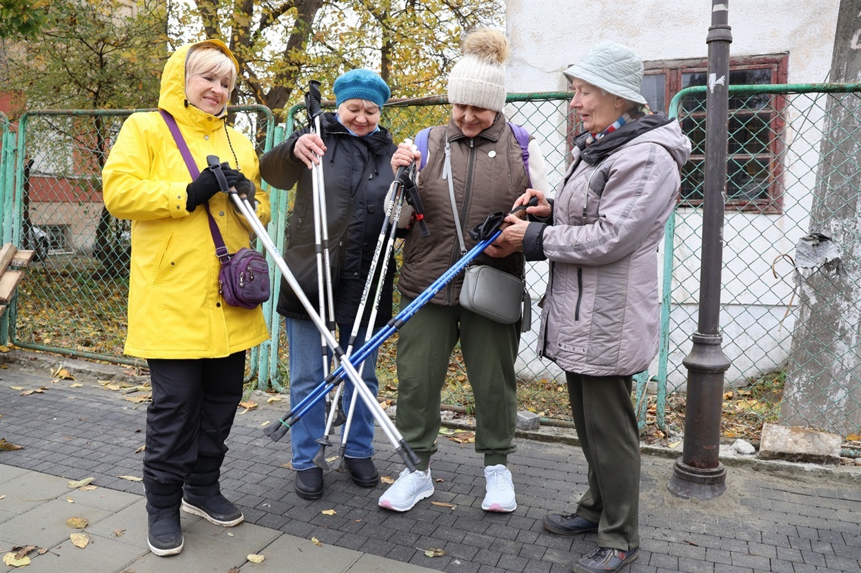 Так учасниці спільноти зустрічаються і прощаються
