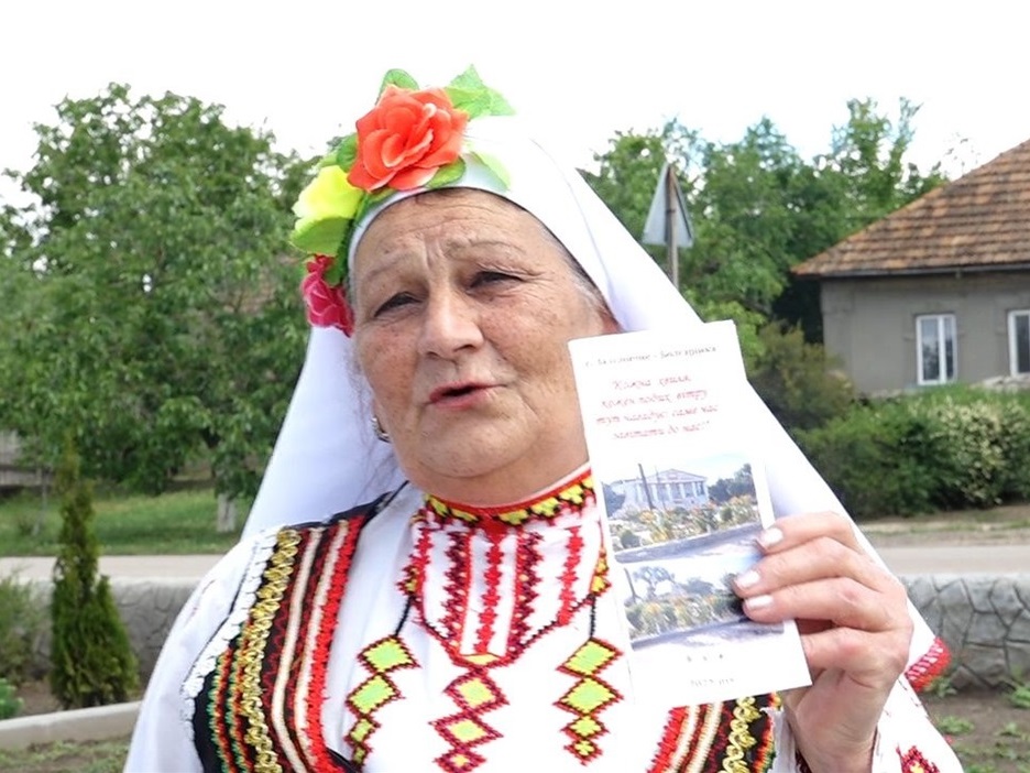 Галина Бірюкова з буклетом для туристів
