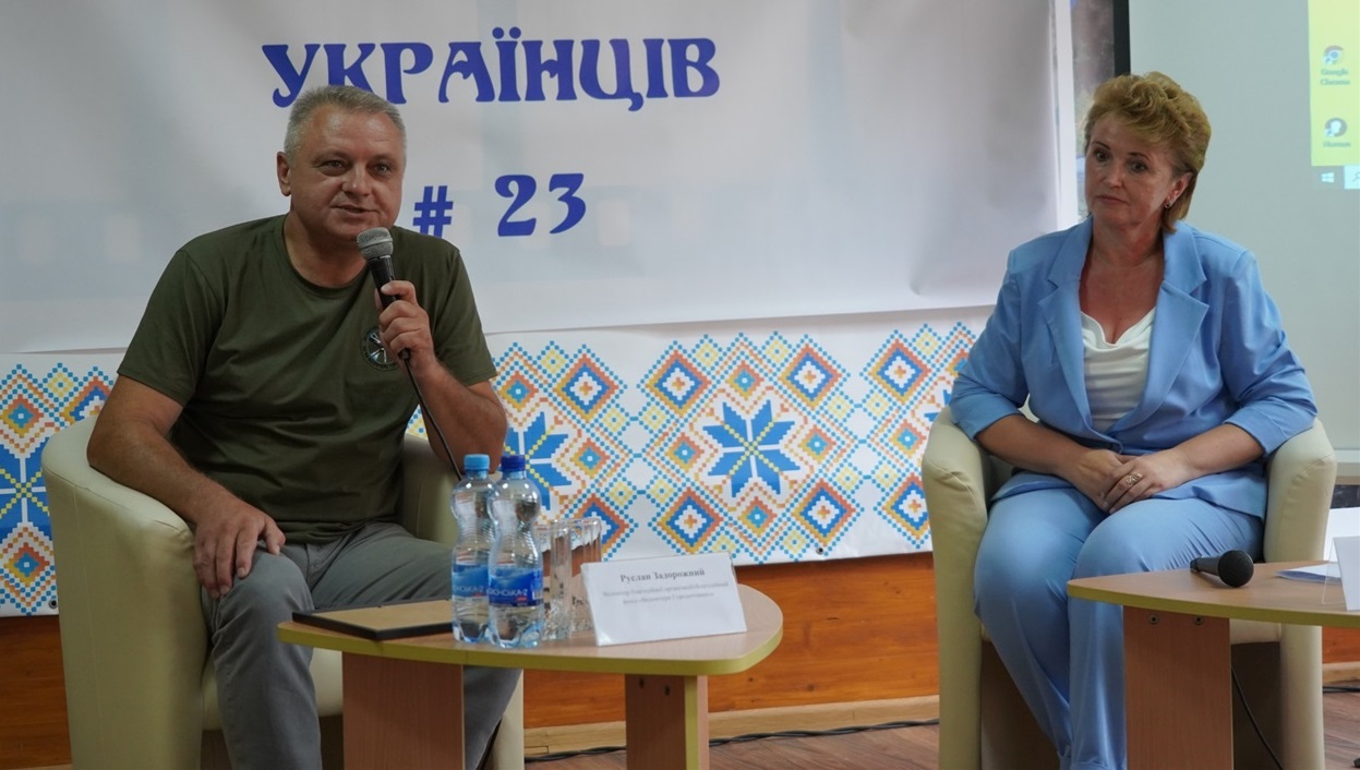 Також за потужну підтримку наших захисників освітянам подякували й активні городоцькі волонтери — Людмила Підлісна та Руслан Задорожний.