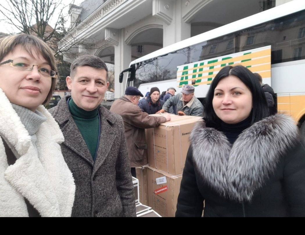 Олена Гріх отримує гуманітарну допомогу від Почесного Консула Литовської Республіки у місті Тернопіль та Тернопільській області, Пана Ярослава Візняка.