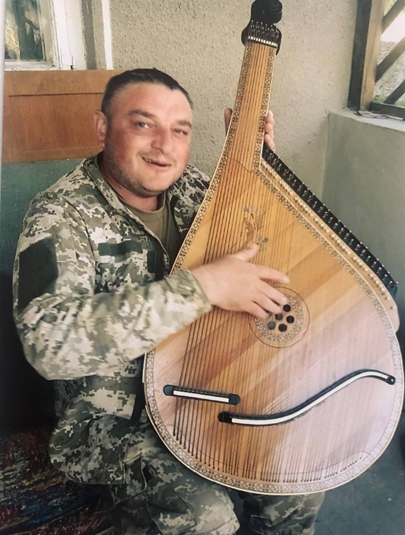 Олександр дуже любив грати на андурі та читати Кобзар.