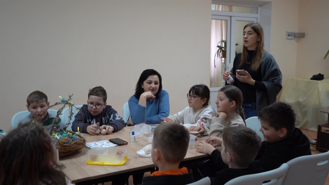 У Городку четвертокласники навчилися прикрашати великодні яйця технікою декупажу