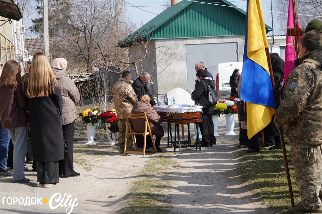 Біля будинку Андрія Ратушняка в Городку, Хмельницька область, березень 2026
